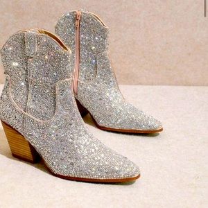 These boots have the most beautiful crystals ✨